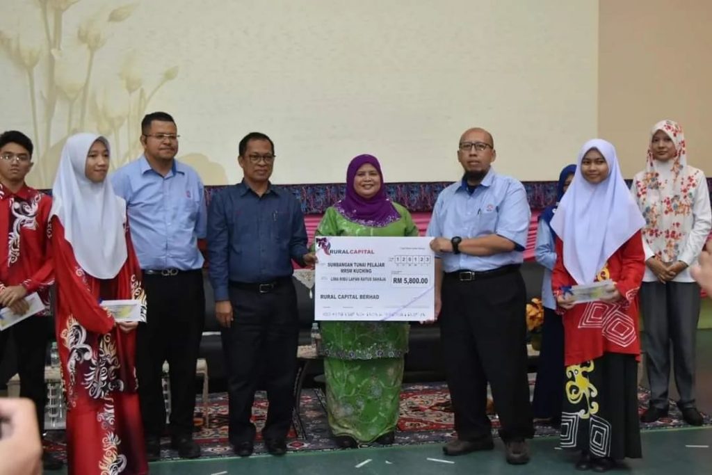 Rcb Serah Sumbangan Rm 5800 Kepada Timbalan Menteri Kkdw Untuk Pelajar Mrsm Kuching Rural 8902