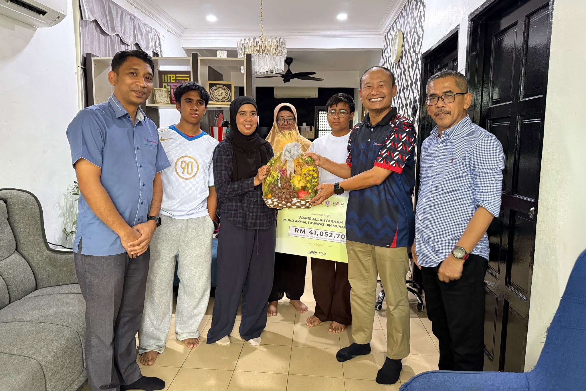 ALOR SETAR, 25 OKTOBER 2026 – Rural Capital Berhad (RCB) telah menyerahkan manfaat Takaful Mutiara Plus berjumlah RM41,052.70 kepada Puan Nurul Huda Yaakob, balu Allahyarham Muhd Akmal Fawwaz Muhamad Ali, kakitangan Yayasan Pelajaran MARA (YPM).